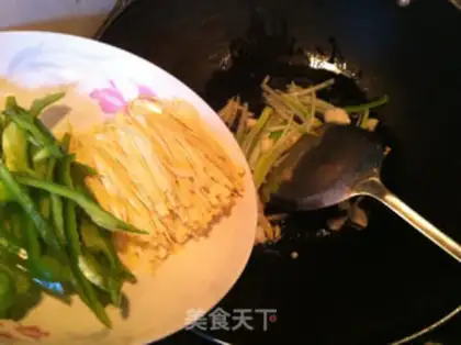 Make The blue and blue peppers are fried step 2