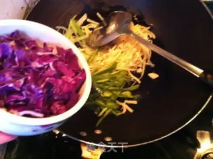 Make The blue and blue peppers are fried step 3