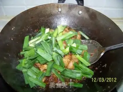 Make Garlic sprouts back to the pot step 3