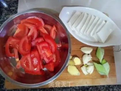 Make Tomato fish tofu soup step 1