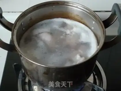 Make Pig hoof soy soup step 1