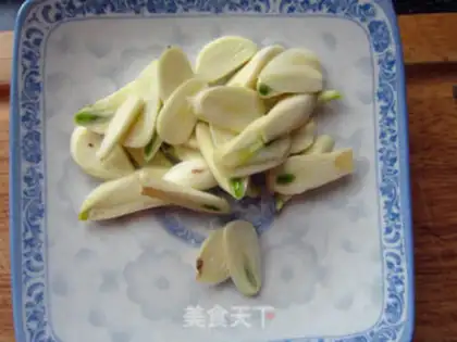 Make Cheese and almonds and blue flowers step 0
