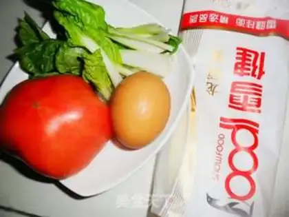 Make Tomato eggs and shrimp noodles step 0