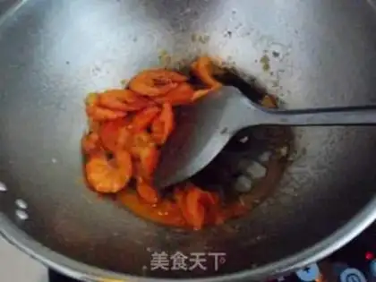 Make Tomato eggs and shrimp noodles step 4