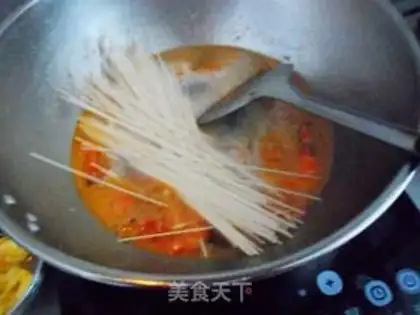 Make Tomato eggs and shrimp noodles step 6