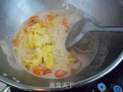 Make Tomato eggs and shrimp noodles step 7