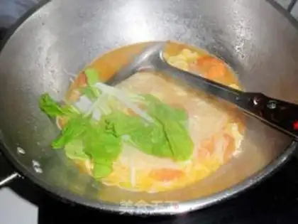 Make Tomato eggs and shrimp noodles step 8