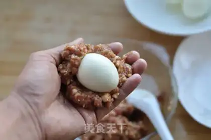 Make Egg lion head step 8