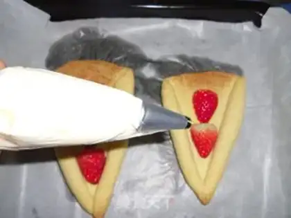 Make Eggbox strawberry butter tower step 8