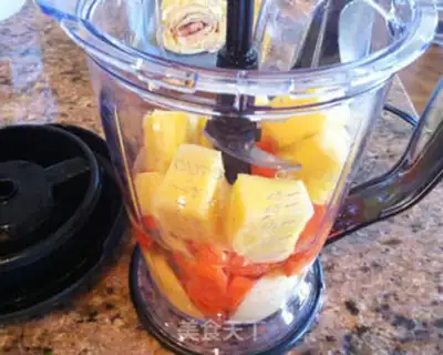 Make Carrot pineapple apple juice step 2