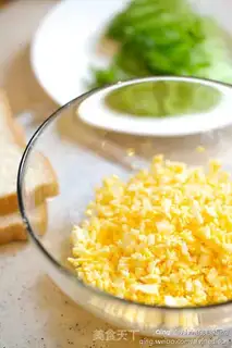Make Egg sandwich step 3