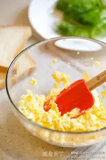 Make Egg sandwich step 4