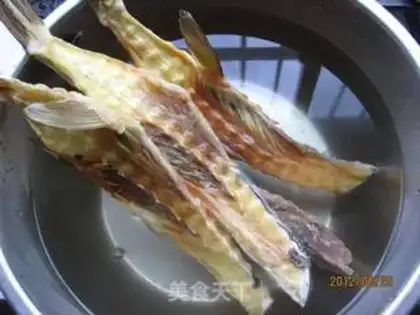 Make Garlic greasy ass-dry fish step 1