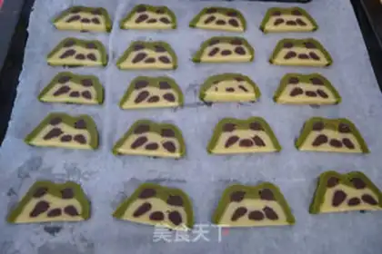 Make Panda crackers step 18