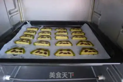 Make Panda crackers step 19