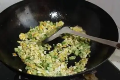 Make Fresh cucumber egg fried rice step 3