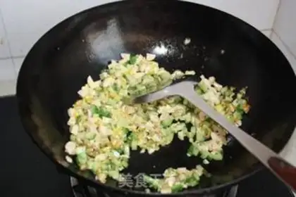Make Fresh cucumber egg fried rice step 4