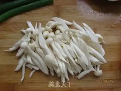 Make Seafood mushrooms and toad soup step 1