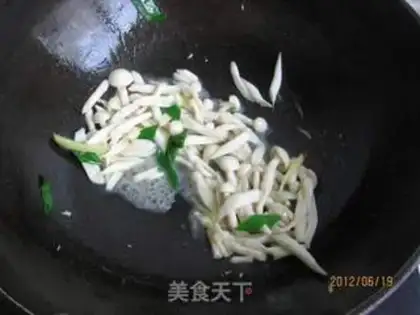 Make Seafood mushrooms and toad soup step 5