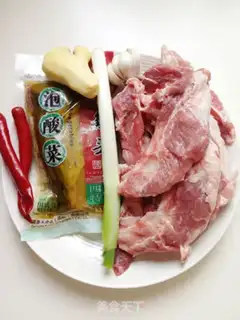 Make Sour soup and pig bones step 0