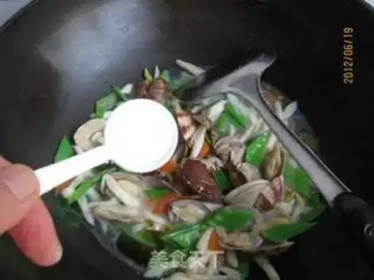 Make Seafood mushrooms and toad soup step 11