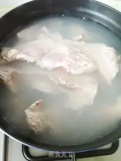 Make Sour soup and pig bones step 1