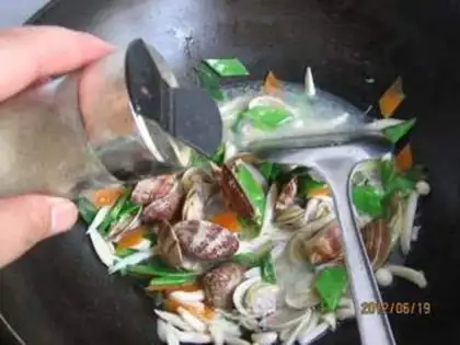 Make Seafood mushrooms and toad soup step 12