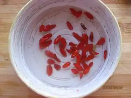 Make Autumn chicken claw soup step 1