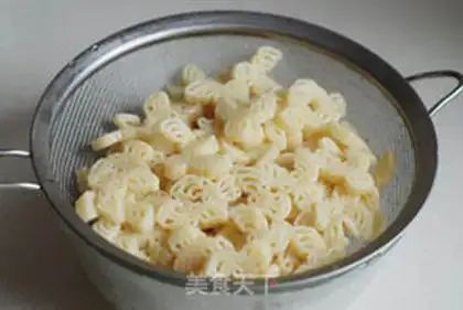 Make Sour cream reindeer macaroni step 4