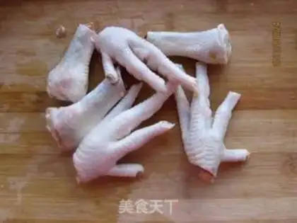 Make Autumn chicken claw soup step 3