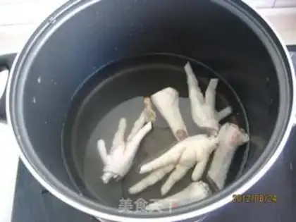 Make Autumn chicken claw soup step 4