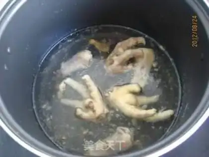 Make Autumn chicken claw soup step 5