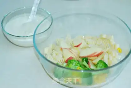 Make Sour cream reindeer macaroni step 8