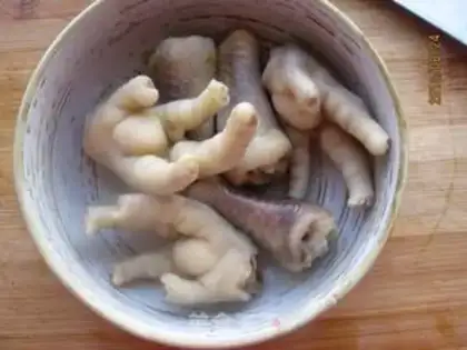 Make Autumn chicken claw soup step 6