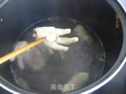 Make Autumn chicken claw soup step 7