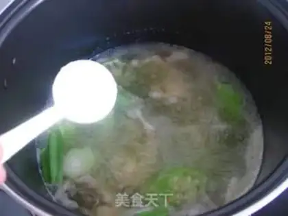 Make Autumn chicken claw soup step 11
