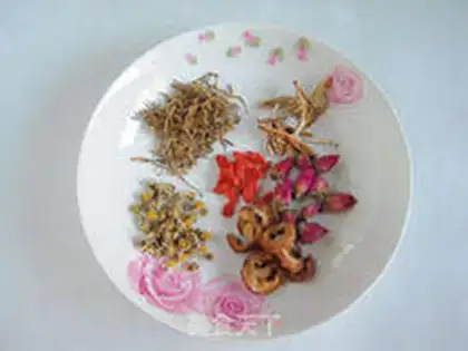 Make A hot pot of beauty fruit tea step 0