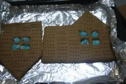 Make Christmas gingerbread house step 16