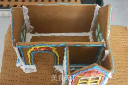 Make Christmas gingerbread house step 21