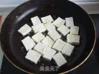 Make Onion fried tofu step 1
