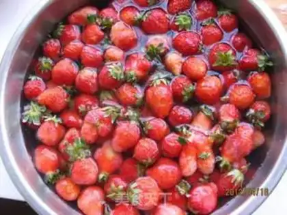 Make Homemade strawberry sauce step 0