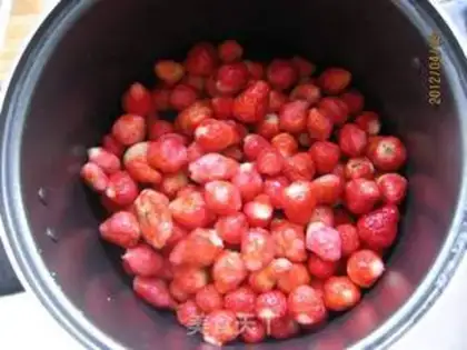 Make Homemade strawberry sauce step 1