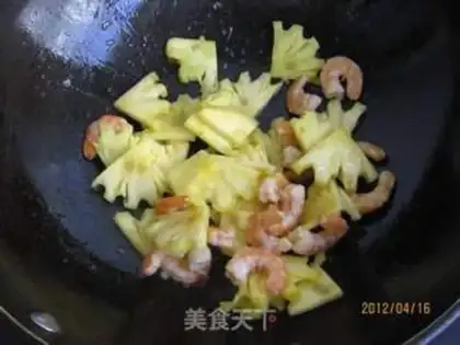 Make Pineapple Dutch shrimp step 6