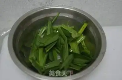 Make Garlic sprouts step 1