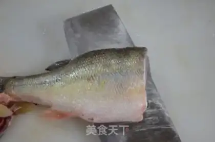 Make Orange-flavored catfish step 1