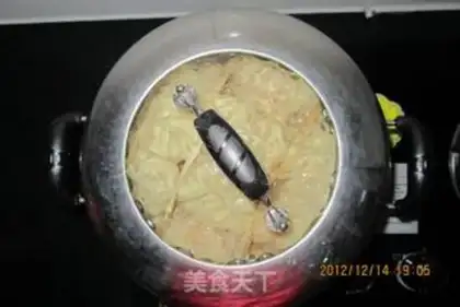 Make Cold-water cabbage buns step 1