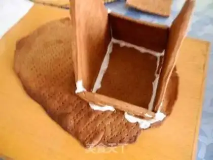 Make Christmas gingerbread house step 14