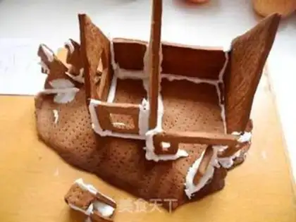 Make Christmas gingerbread house step 15