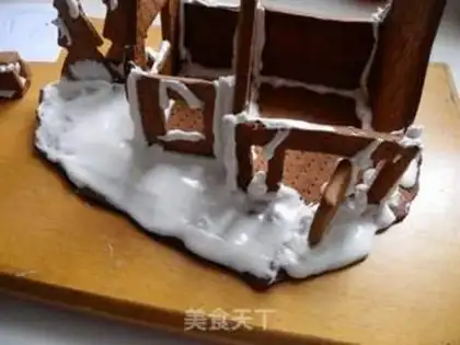 Make Christmas gingerbread house step 16