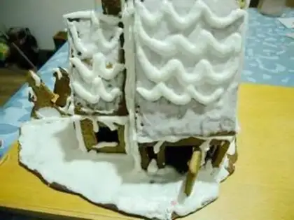 Make Christmas gingerbread house step 17